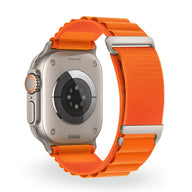 Bracelet Apple Watch en nylon orange avec boucle alpine argentée, design mixte et ajustable.