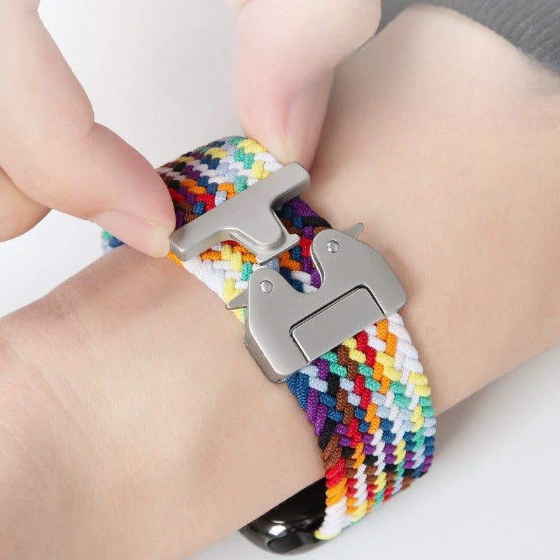 Bracelet Apple Watch en nylon multicolore à motif tressé avec boucle tactique métallique grise.