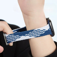 Bracelet Apple Watch en nylon tressé bleu marine et blanc avec boucle noire tactique.