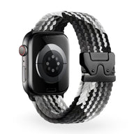 Bracelet Apple Watch en nylon tressé noir, blanc et gris, boucle tactique noire sécurisée.
