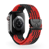 Bracelet Apple Watch en nylon tressé noir et rouge avec boucle tactique noire.