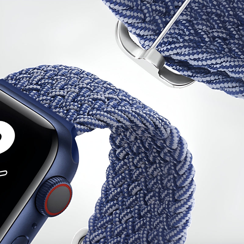 Bracelet Apple Watch en nylon tressé bleu avec boucle métallique argentée.
