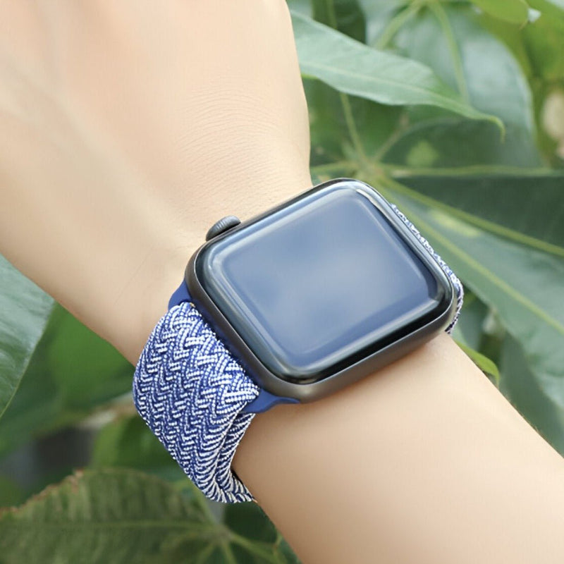 Bracelet Apple Watch en nylon tressé bleu avec motif chevrons sur poignet.