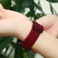 Bracelet pour Apple Watch en nylon rouge with texture tissée et boucle noire ajustable.