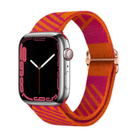 Bracelet Apple Watch nylon orange et rose avec boucle métallique argentée, style tissé mixte.
