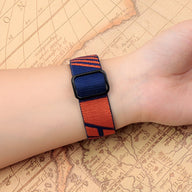 Bracelet Apple Watch en nylon bleu et orange avec boucle noire, finition tissée légère.