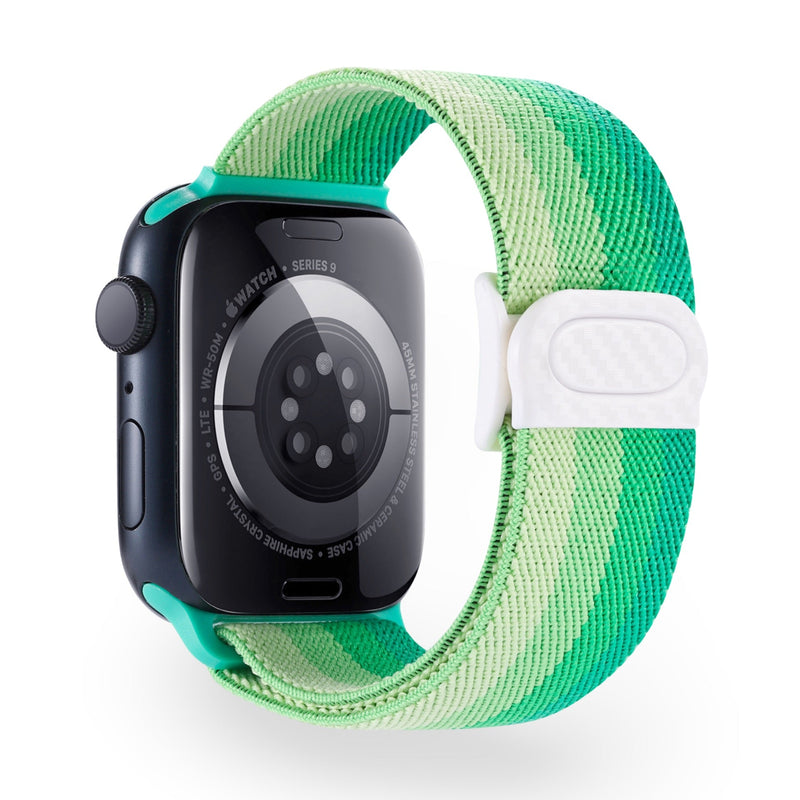Bracelet Apple Watch en nylon dégradé vert clair et vert foncé, modèle Fenix, taille ajustable.
