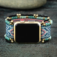 Bracelet Apple Watch multicolore en nylon tissé et perles de cristal, style bohème pour femme, modèle Alara.
