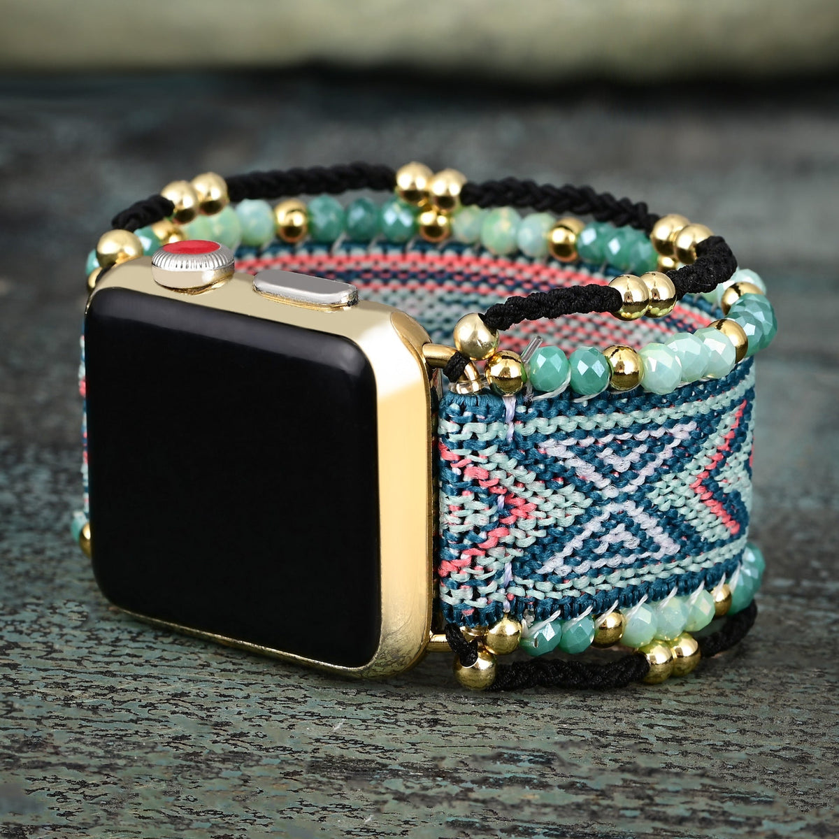Bracelet Apple Watch en nylon multicolore avec perles dorées et cristaux, style tissé ethnique pour femme.