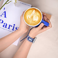 Bracelet Apple Watch bleu en nylon avec cristaux, style tressé pour femme, porté au poignet.