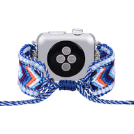 Bracelet Apple Watch en nylon bleu à motif chevron avec finition cristal, modèle Alix, pour femme.