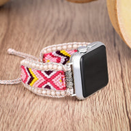 Bracelet Apple Watch femme Galya en nylon rose tissé avec perles blanches et détail cristal.