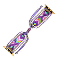Bracelet Apple Watch femme en nylon violet avec motif géométrique coloré et attaches dorées.