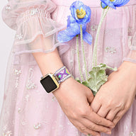 Bracelet Apple Watch en nylon violet avec détails en cristal porté sur poignet féminin, style délicat et élégant.