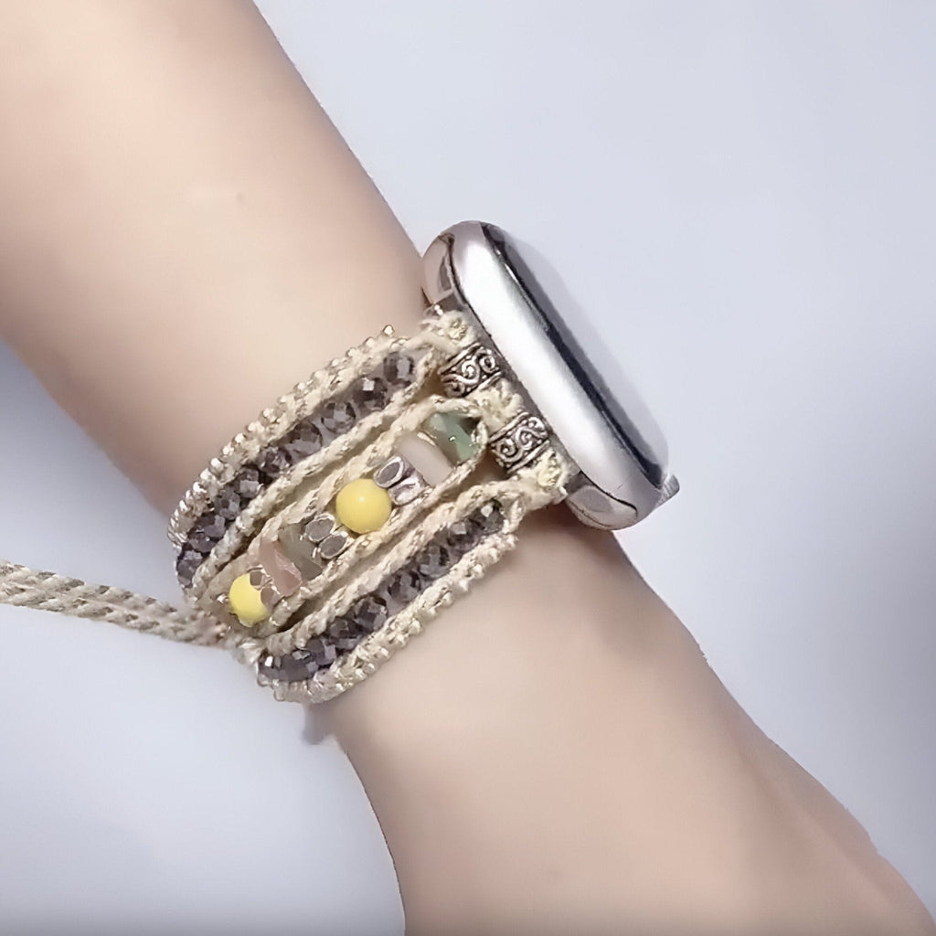 Bracelet Apple Watch femme en nylon beige tressé avec perles jaunes et cristaux multicolores.