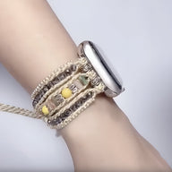 Bracelet Apple Watch femme en nylon beige tressé avec perles jaunes et cristaux multicolores.