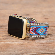 Bracelet Apple Watch nylon bleu avec motif géométrique coloré et bordure de cristaux scintillants.