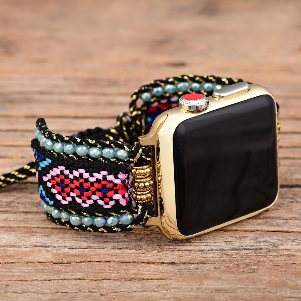 Bracelet Apple Watch en nylon noir tissé avec perles turquoise et rouge, détail cristaux, modèle Nyra.
