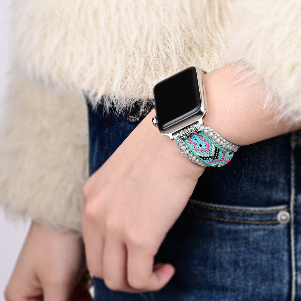 Bracelet Apple Watch en nylon bleu orné de cristaux multicolores, style ethnique pour femme.