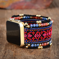 Bracelet Apple Watch femme en nylon rouge avec motifs géométriques rose, perles dorées et bleues.