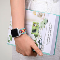 Bracelet Apple Watch féminin en nylon multicolore tissé avec détails en cristal, modèle Pyxis, porté au poignet.