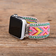 Bracelet Apple Watch en nylon tissé rose avec perles et cristaux colorés, style ethnique pour femme.