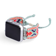 Bracelet pour Apple Watch en nylon rose tissé avec cristaux, motif ethnique coloré et fermeture ajustable.
