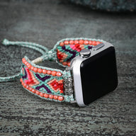 Bracelet Apple Watch femme en nylon tissé multicolore avec perles et détails en cristal rose.