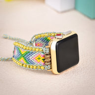 Bracelet Apple Watch en nylon tressé multicolore avec perles dorées, style bohème chic.