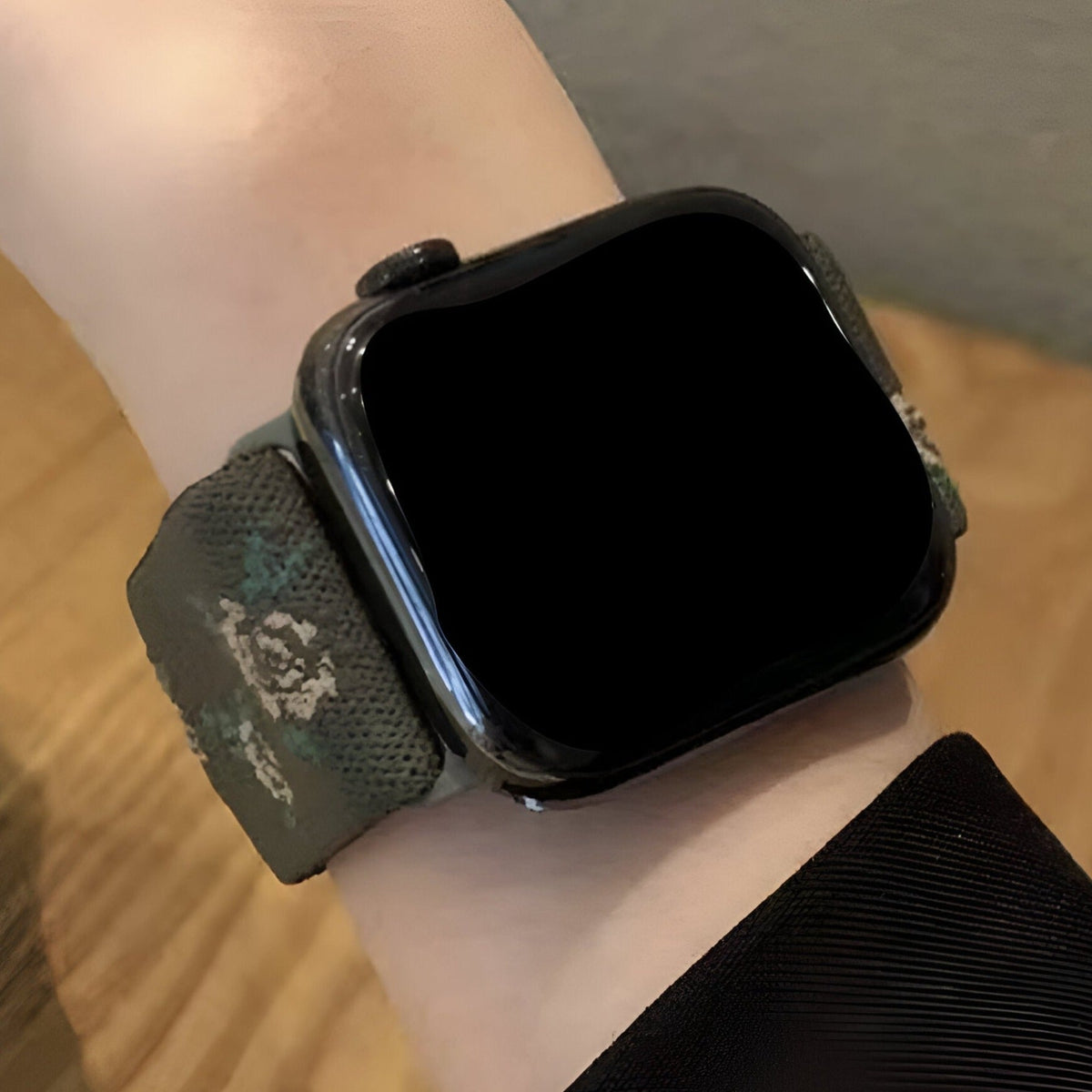 Bracelet Apple Watch en nylon vert kaki avec motif floral gris et blanc, style Elexia.