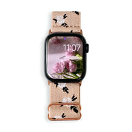 Bracelet Apple Watch en nylon rose à motif floral noir et blanc, fermoir en métal rose doré.