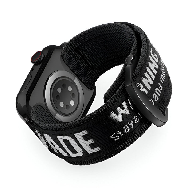 Bracelet Apple Watch en nylon noir avec inscriptions blanches, boucle noire ajustable.