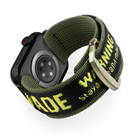 Bracelet Apple Watch en nylon vert avec texte jaune fluo et boucle métallique argentée.