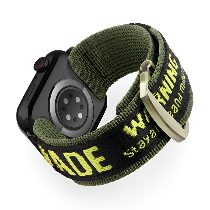 Bracelet Apple Watch en nylon vert avec texte jaune fluo et boucle métallique argentée.