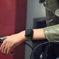 Bracelet Apple Watch en nylon noir avec détails orange, style sportif et mixte.