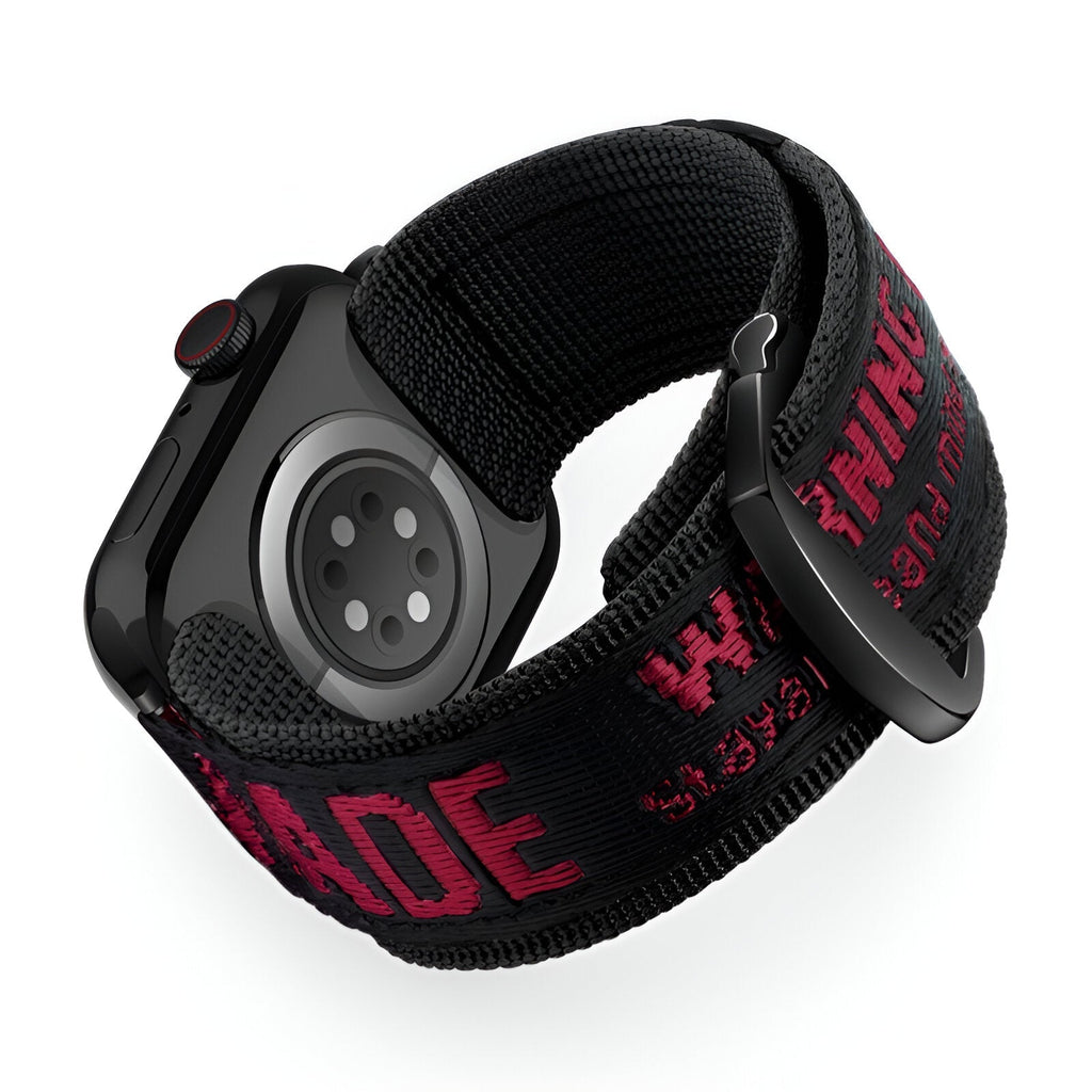 Bracelet Apple Watch en nylon noir avec texte rouge sport et ajustable pour poignet.