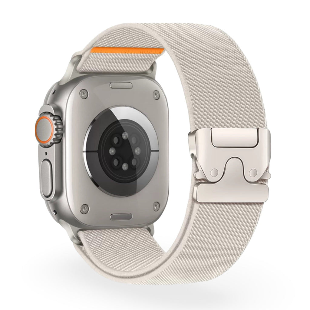 Bracelet Apple Watch en nylon gris clair avec boucle tactique, détail orange sur la sangle.