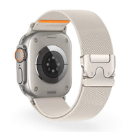 Bracelet Apple Watch en nylon gris clair avec boucle tactique, détail orange sur la sangle.