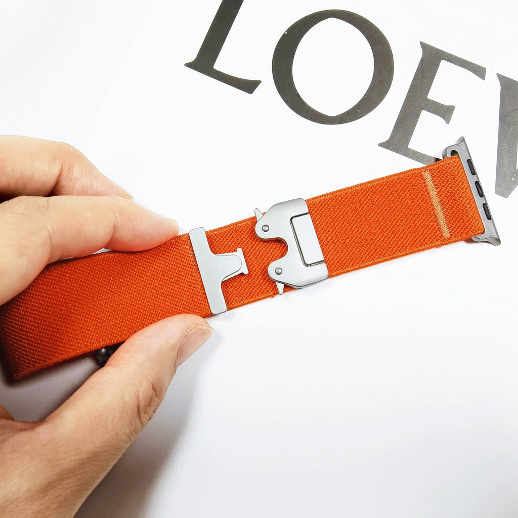 Bracelet Apple Watch en nylon orange avec boucle tactique en métal gris, modèle Tarus.
