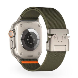 Bracelet Apple Watch en nylon kaki avec boucle tactique robuste et passants orange.