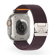 Bracelet Apple Watch en nylon bordeaux avec boucle tactique en métal argenté, pour taille 43 à 49 mm.