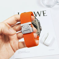 Bracelet Apple Watch en nylon orange avec boucle tactique métallique argentée, taille 38 à 42 mm.