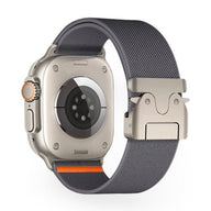 Bracelet Apple Watch en nylon gris foncé avec boucle tactique métallique robuste et détail orange.