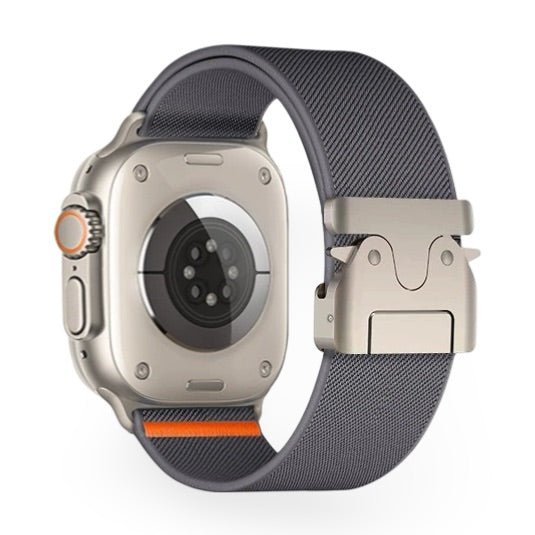Bracelet Apple Watch en nylon gris foncé avec boucle tactique métallique robuste et détail orange.