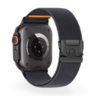 Bracelet Apple Watch en nylon noir avec boucle tactique et détail orange sur l'attache.