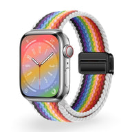 Bracelet Apple Watch en nylon multicolore arc-en-ciel style tressé avec boucle noire.