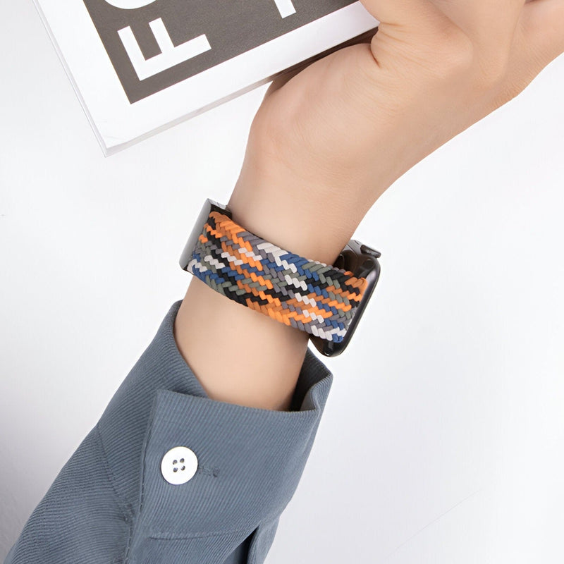 Bracelet Apple Watch en nylon tissé multicolore noir, blanc, orange, bleu, style large pour poignet mixte.