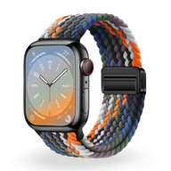 Bracelet Apple Watch en nylon tressé multicolore bleu, orange, blanc et gris avec boucle noire.