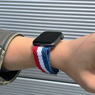 Bracelet Apple Watch en nylon tricolore bleu, blanc, rouge porté au poignet.