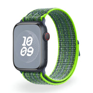 Bracelet Apple Watch en nylon vert foncé et gris avec bordure jaune fluo, modèle Marix, taille 38-42 mm.